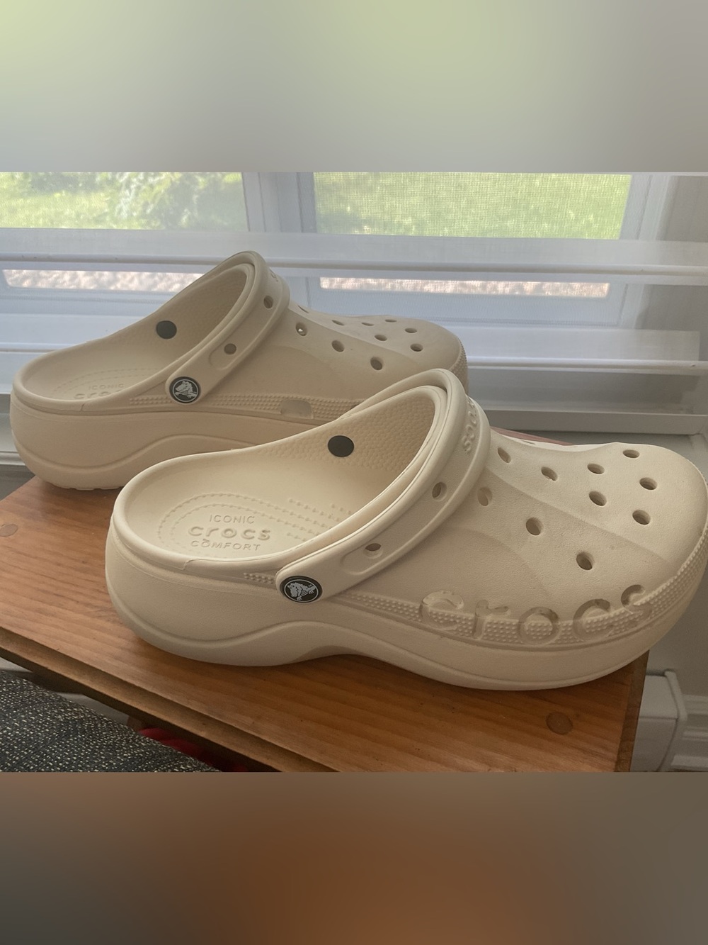 CROCS Women’s Classic Platform Clog in Cream, size 10